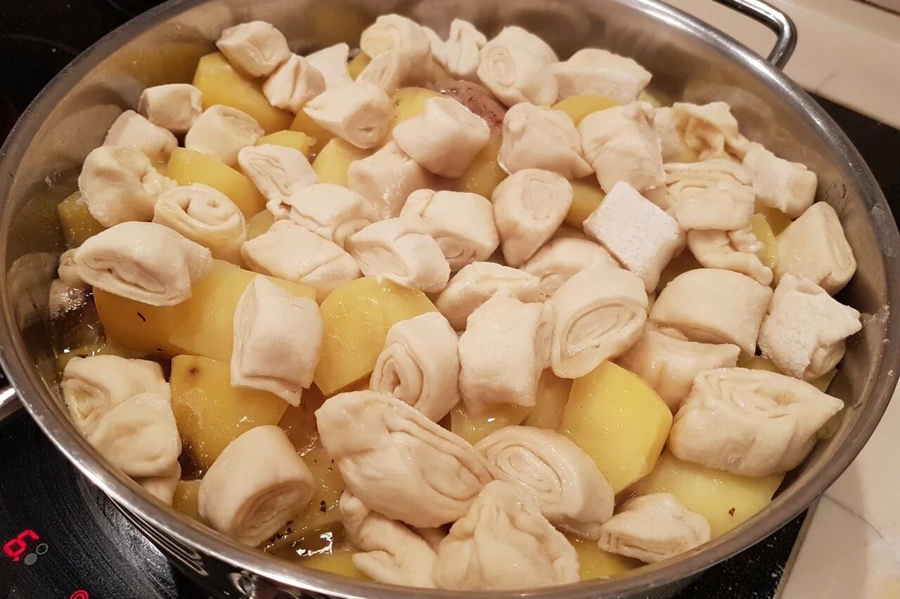 Блюдо штрули. Штрули с курицей. Рецепт штрули со свининой и картошкой. Штрудли с курицей. Кубанские штрули.