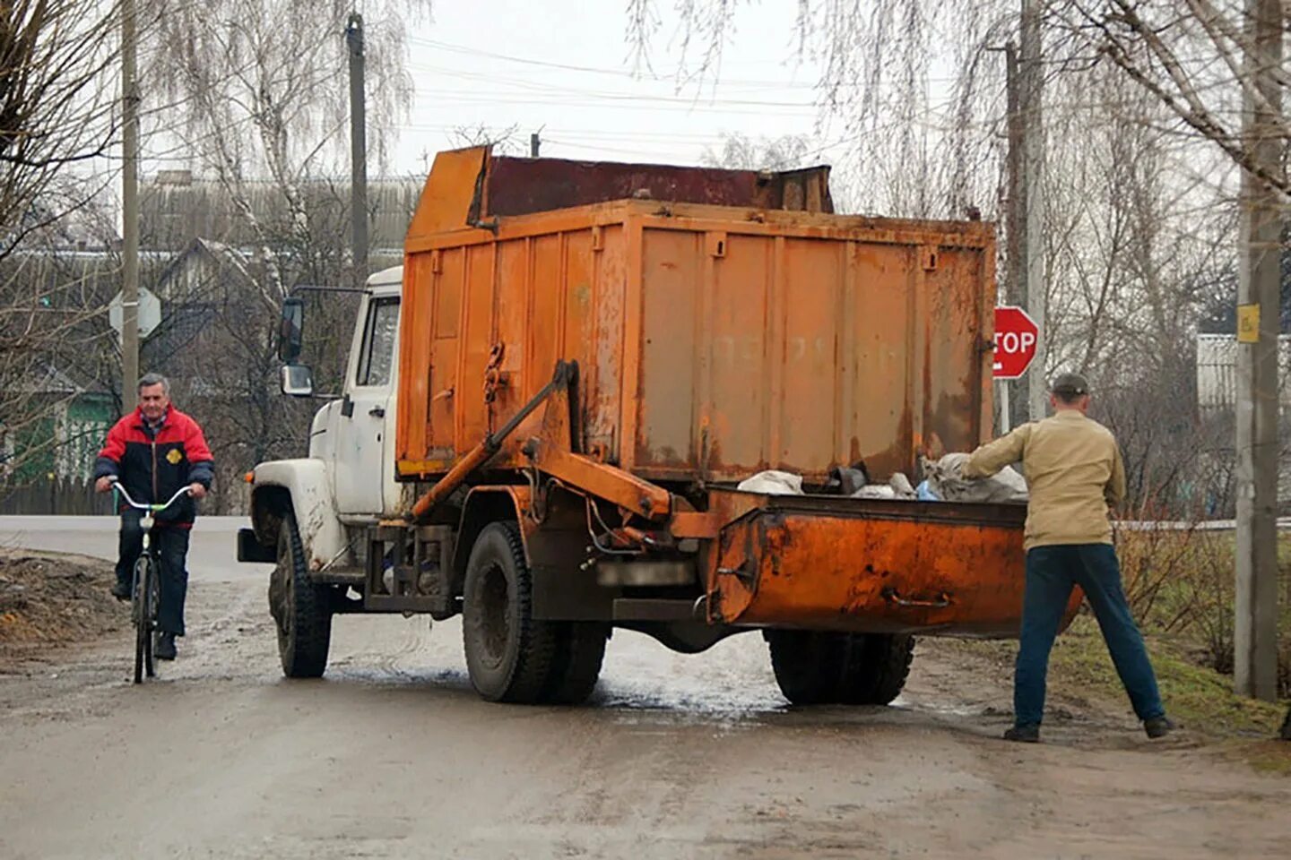 ЗИЛ МКЗ 10 мусоровоз. Мусоровоз для частного сектора. Мусоровоз на свалке. Мусорные мусоровозы