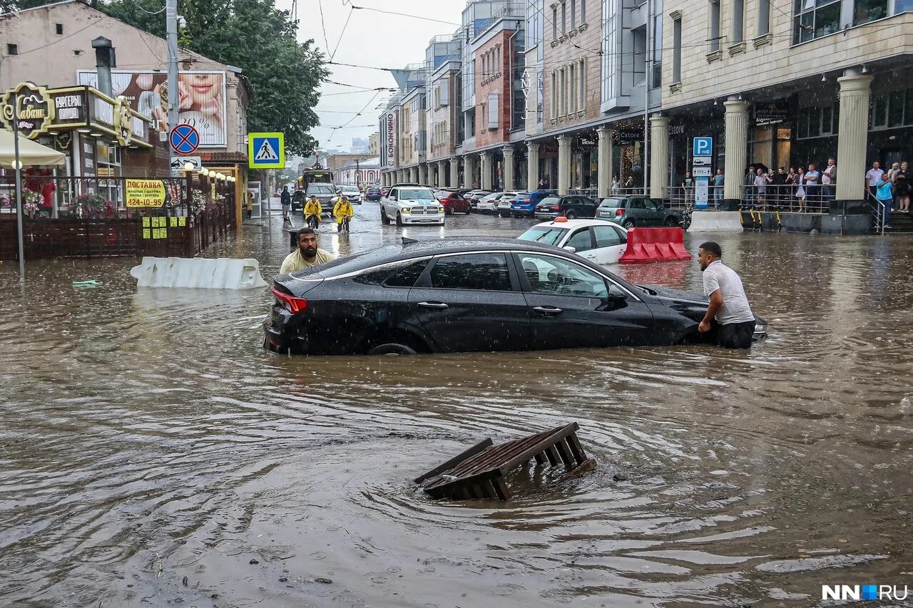 Нижний Новгород наводнение 18 июля 2022. Нижний Новгород наводнение 2023г. Потоп в Нижнем Новгороде 2023. Потоп на Алексеевской Нижний Новгород 18.07.2022.