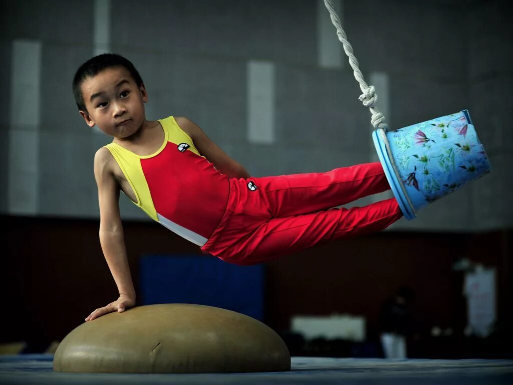 Дети спортсмены. Китай спорт дети. Спортивные китайцы. Мальчик гимнаст.