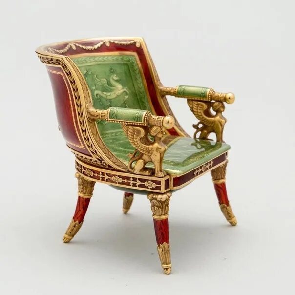 скарамуш портшез. бонбоньерка в музее фаберже. фаберже портшез витрина. фаберже мебель. фантазийные предметы фаберже.