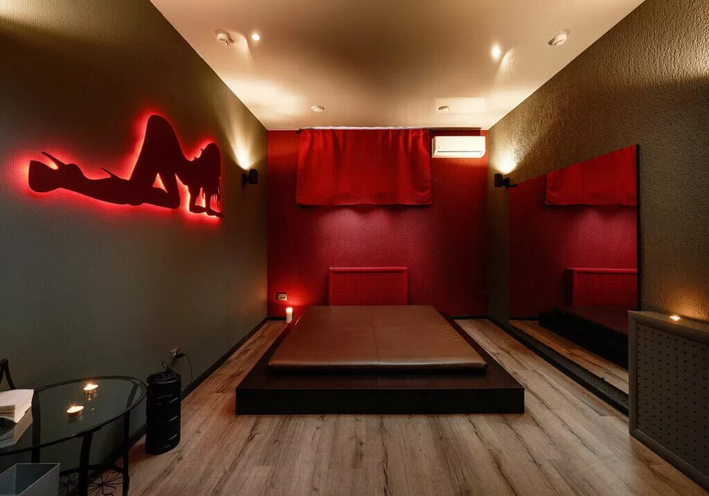 Комната для эротического массажа. Салон эротического массажа интерьер. Комната в эротическом стиле. Мужской массажный салон.