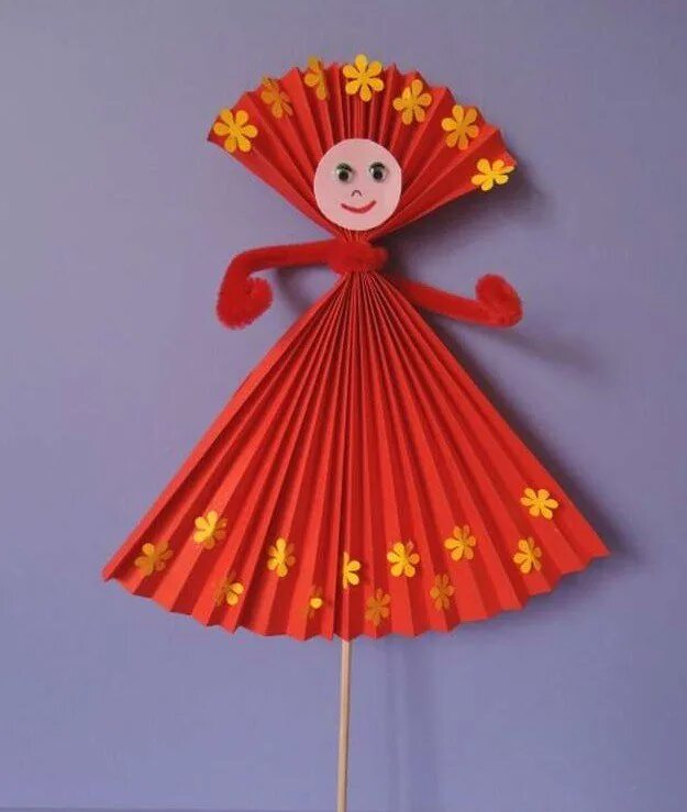 Поделки на масленицу из бумаги. Кукла масленица из бумаги. Поделка на масленицу в детский сад. Масленица из бумаги. Куколки из гармошки.