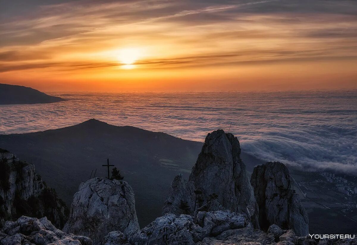 Рассвет на ай петри. Ай петри крым. Крымские горы ай петри. Встреча рассвета на ай-петри. Ай петри крым.