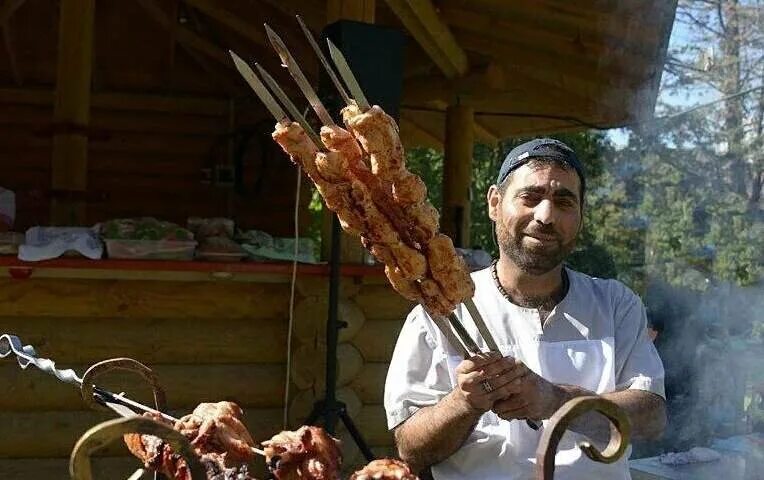 Таджик с шашлыком. Армянин с шашлыком. Шашлычник грузин. Грузин с шашлыком.