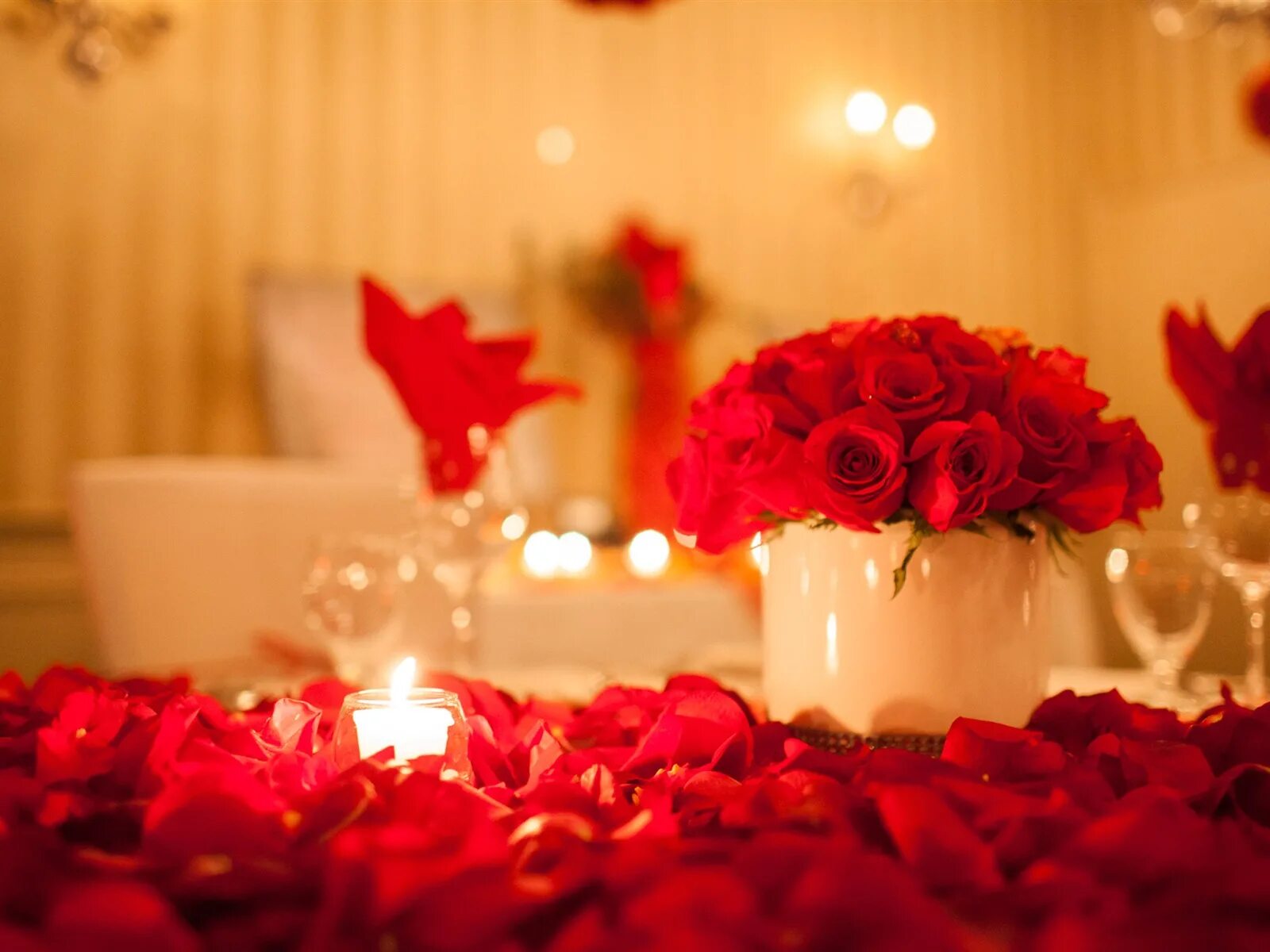 Цвета романтиков. Романтические цветы. Цветок романтики. Лепестки роз романтика. Цветы вечером романтика.