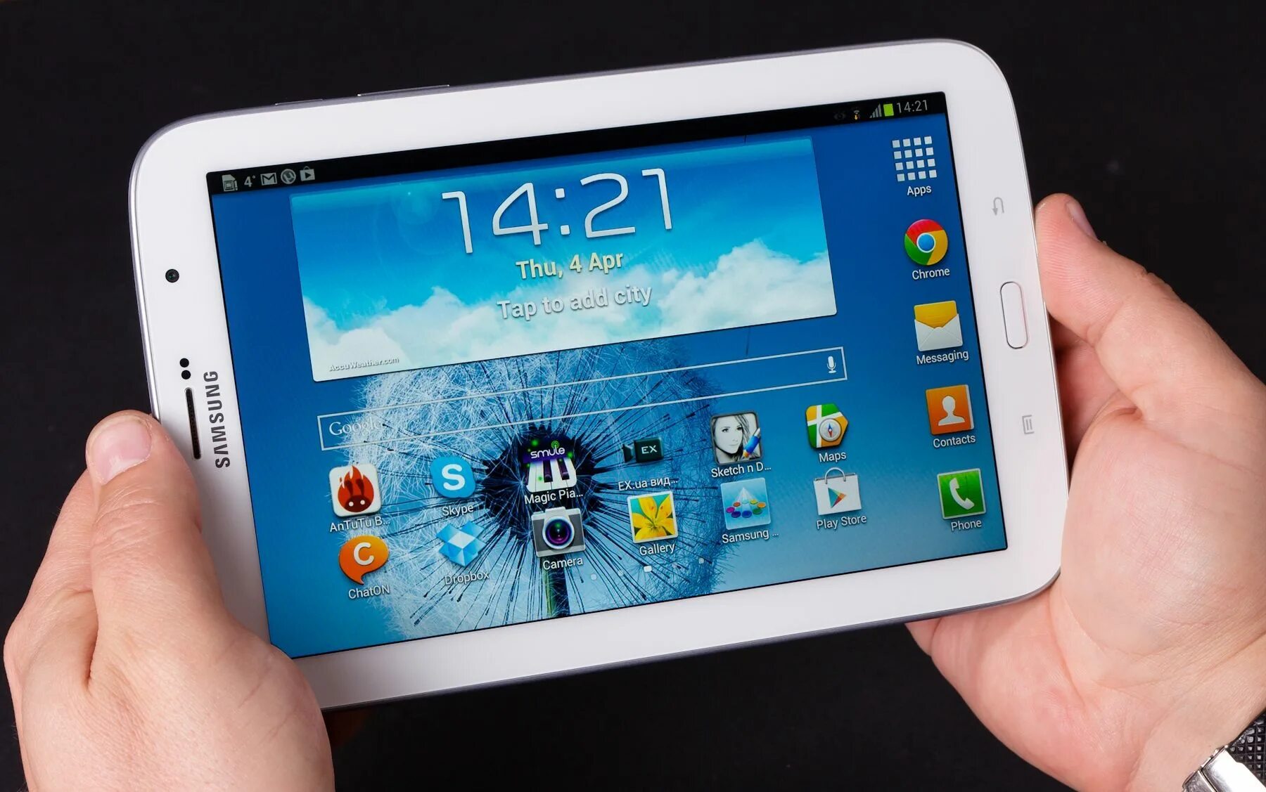 Огромный планшетный компьютер. Почему планшет стоит. Apple ipad. Планшет в руках. Ipad mini 3.