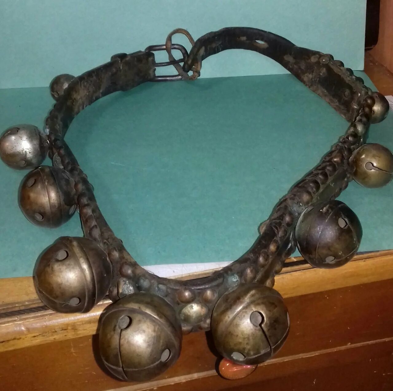 бубенчик 19 век. орловский рысак в упряжи. конина конская упряжь. бубенчики конина. конские бубенцы.