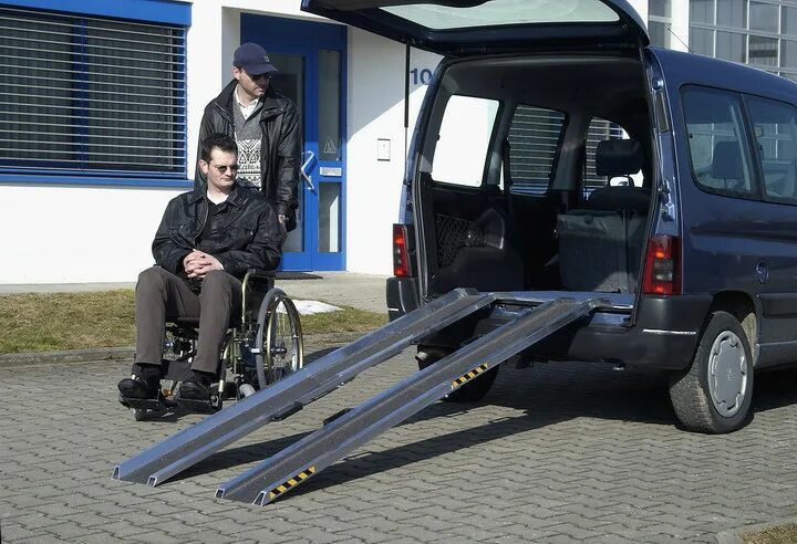 Где купить машину инвалиду. Пандус Аппарель алюминиевый для инвалидов. Аппарель откидная для инвалидов-колясочников. Платформа для инвалидных колясок tekmil. Аппарель автобуса для колясочника инвалида.