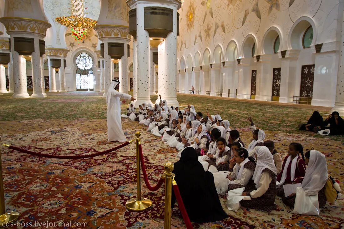 Обувь перед храмом в индии. Мечеть гаиля казань. Снял мечеть. Аль рагим мечеть. Аль рагим мечеть.