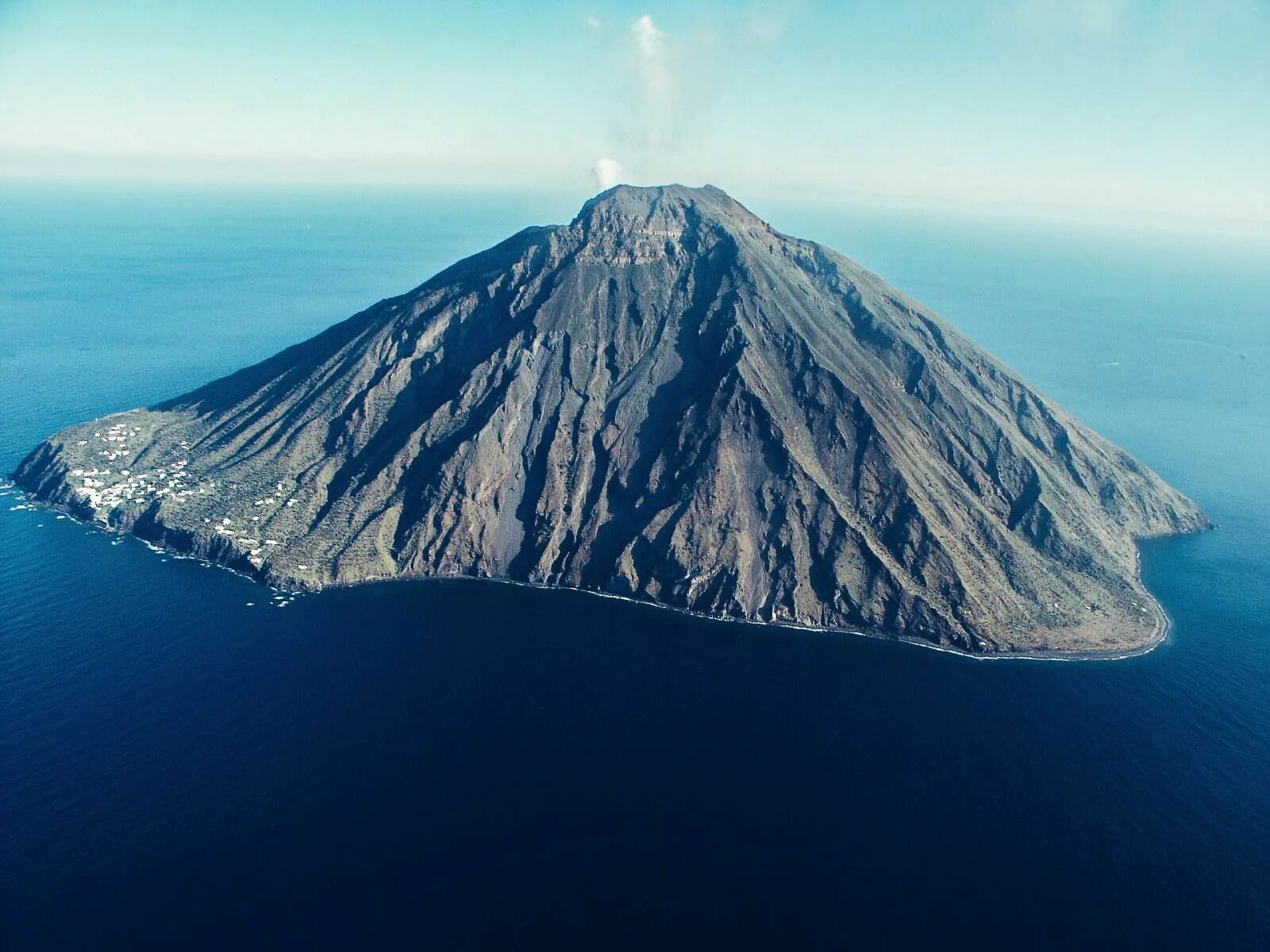 Volcano island. Остров Стромболи Италия. Стромболи вулкан. Остров вулкан Стромболи. Остров вулкан в Италии.