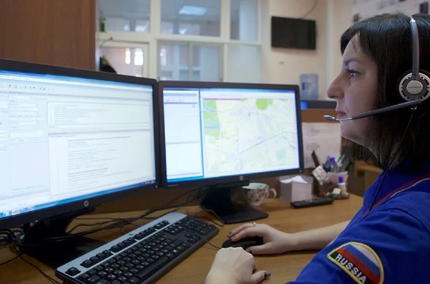 Еддс 112. Девушка оператор колл центра. 112 серпухов. Еддс котельники. Оператор быстрее.