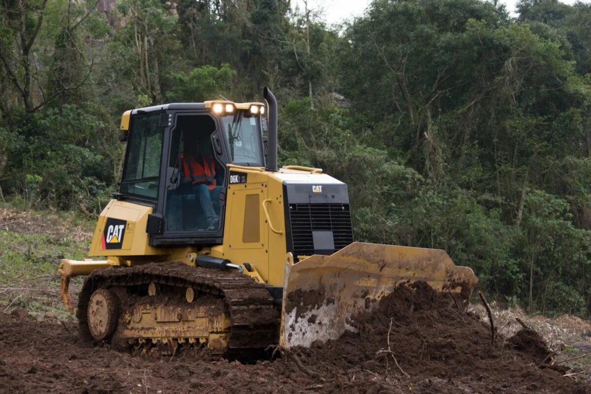 Бульдозер средний класс. Бульдозер caterpillar d6. Бульдозер caterpillar d3. Бульдозер катерпиллер д-6. D6r бульдозер.