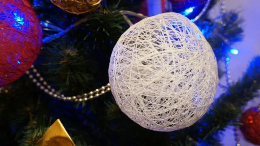 елочная игрушка шар из ниток. большой новогодний шар из ниток. елочная игрушка из ниток. шары из ниток новогодний декор. новогодняя игрушка из воздушного шарика и ниток.