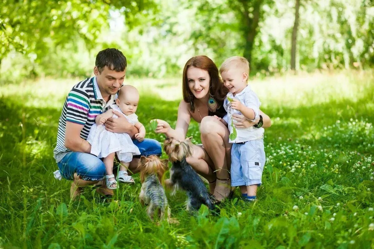 Родители с детьми на природе. Семейная фотосессия на природе. Дети с родителями на природе. Счастливая семья на природе.