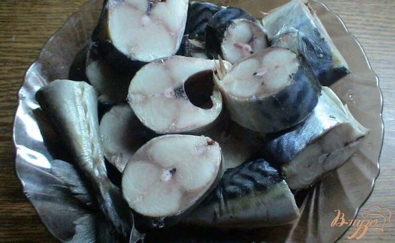 Скумбрия кусочками в маринаде быстрого. Скумбрия маринованная раскрытая. скумбрия кусочками соленая на противне. рыбная милая скумбрия кусочки. маринованная скумбрия с луком и чесноком.
