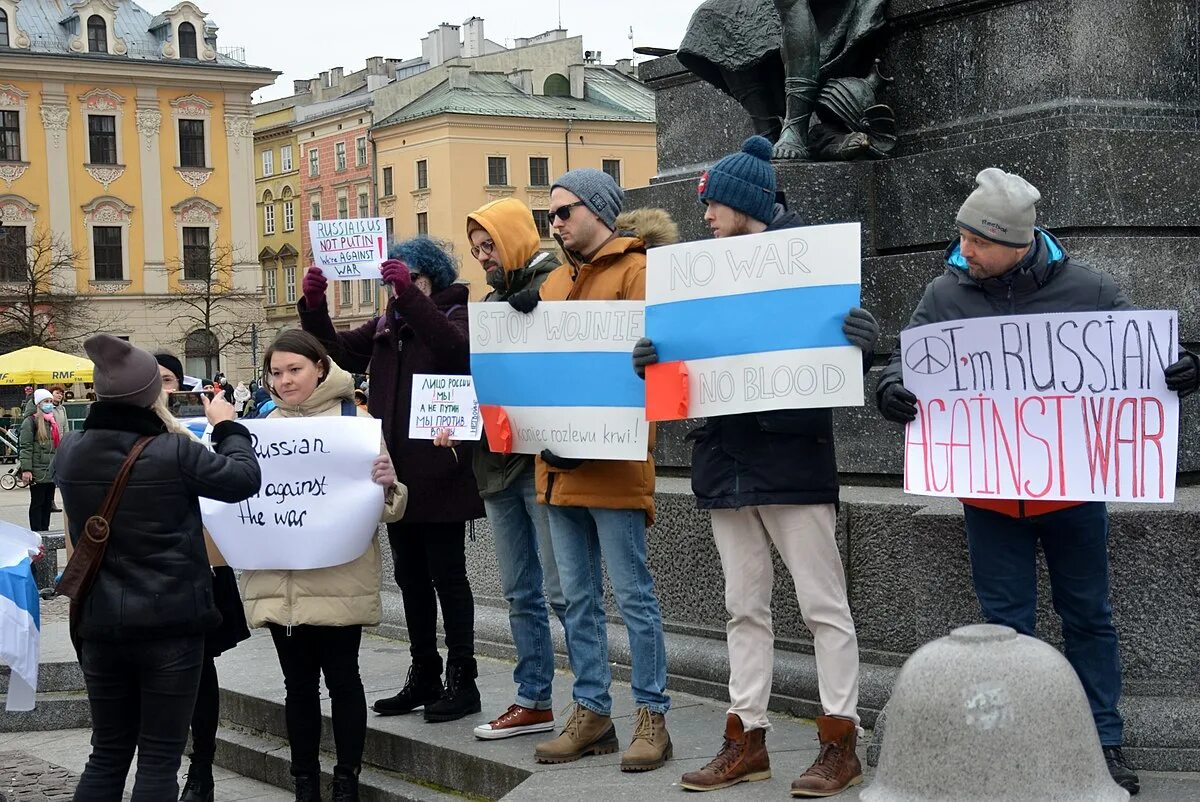 Бело сине белый флаг митинг. Русская диаспора. Митинг флага