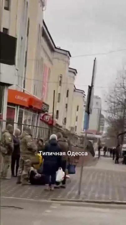 Одесса военкомы. Одесса сейчас. Сотрудники военкомата в Одессе. Полицейский избивает человека. Мобилизация в Одессе.