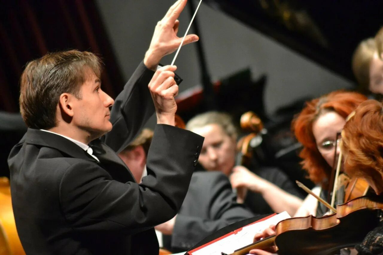 Дирижер города. Роман моисеев дирижер. Валерий гергиев дирижирует. Ступино михаил галкин дирижер оркестра. Валерий гергиев.