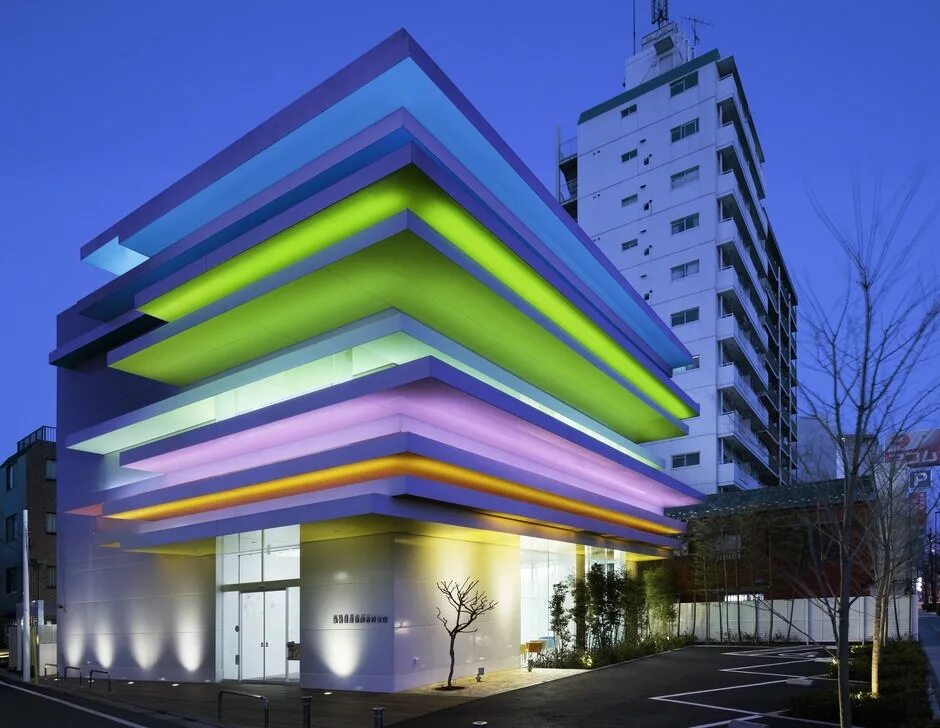 Сугамо банк токио. Интересные фасады. Современные экстерьеры зданий. Современные фасады зданий в экостиле. Фасад здания мидис.