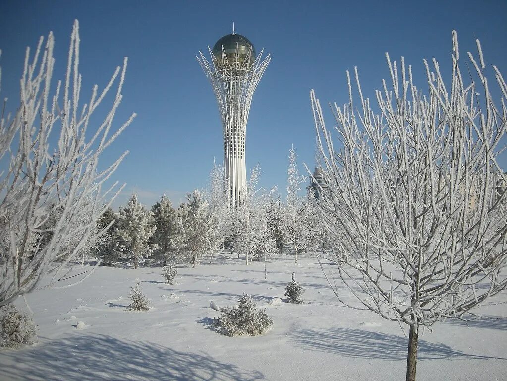 Астана январь. Казакистан зима Астана. Астана Казахстан зимой. Байтерек зимой Казахстан. Астана снег.