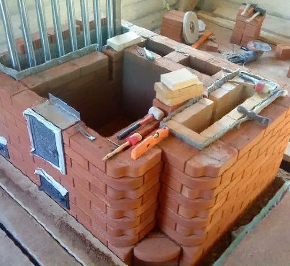 Отопительная печь кузнецова с водяным контуром. Котел в кирпичной печи для водяного отопления 80 квадратов. Котел в кирпичной печи для водяного отопления 80 квадратов. Водяной контур для кирпичной печи на дровах. Печь кузнецова кирпичная с теплообменником.