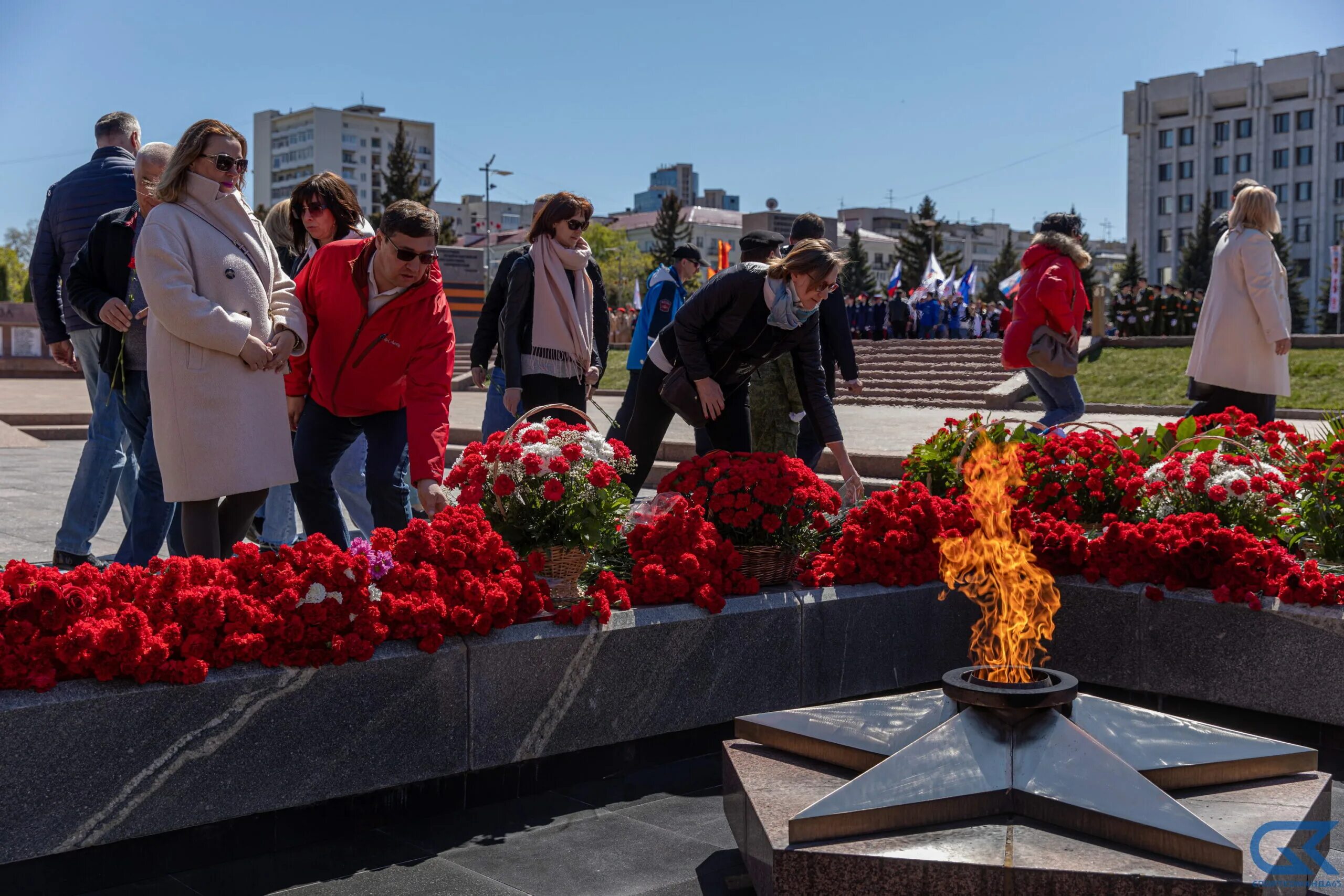 Цвета дня победы. День Победы возложение цветов. Возложение цветов к Вечному огню. Возлагают цветы к Вечному огню. День Победы возложение цветов к Вечному огню.