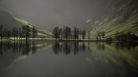 Вода в озере холодная