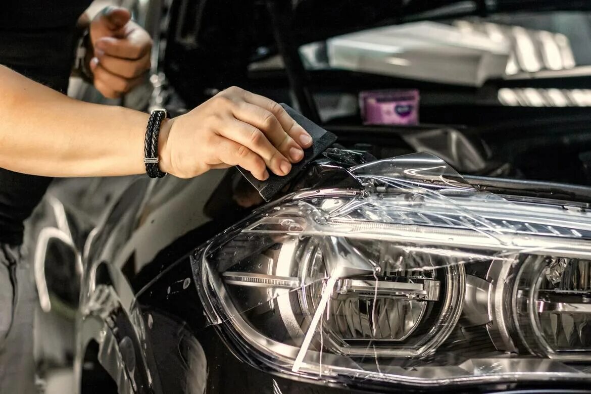 Бронировка фар пленкой. Лакокрасочное покрытие автомобиля. Глянцевый кузов машины. Skoda kodiak антигравийная защита. Полиуретановая пленка для авто фары.