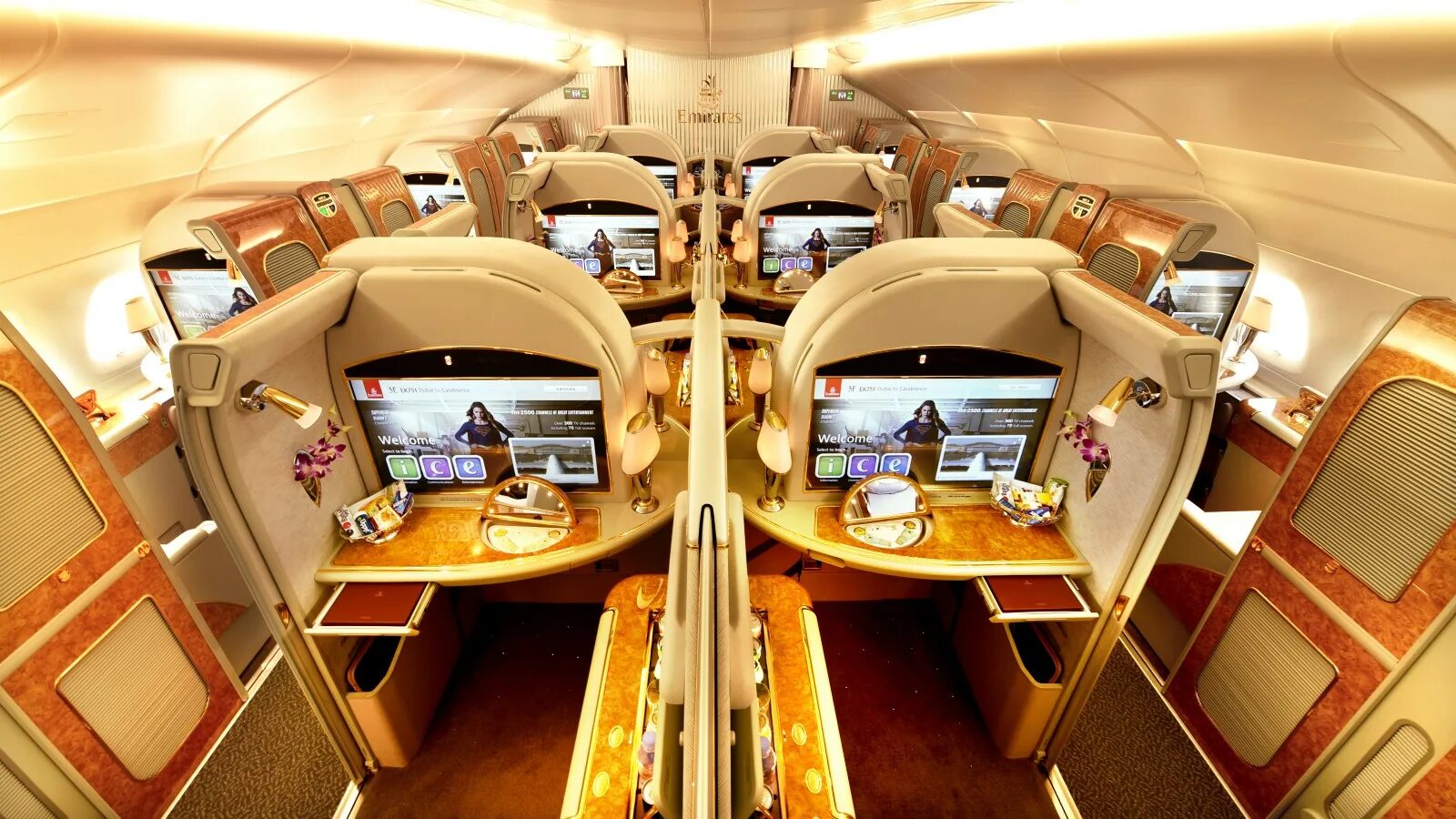 First class отзывы. Самолет Emirates a380 салон. Аэробус а380 Emirates. Самолёт Аэробус а380 Эмирейтс. Аэробус а380 Эмирейтс салон.