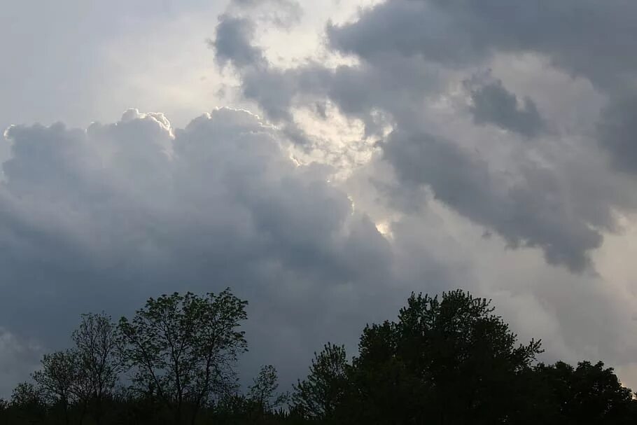 Облака форма. Красивые облака. Толстая туча. Интересные формы облаков. Темно синее небо днем.