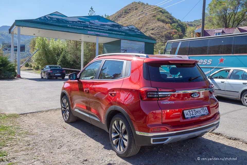 Тигго 4 видео обзор. Чери тигго 4 оранжевый. chery tiggo 4 r19. шкода карок черри тиго4.