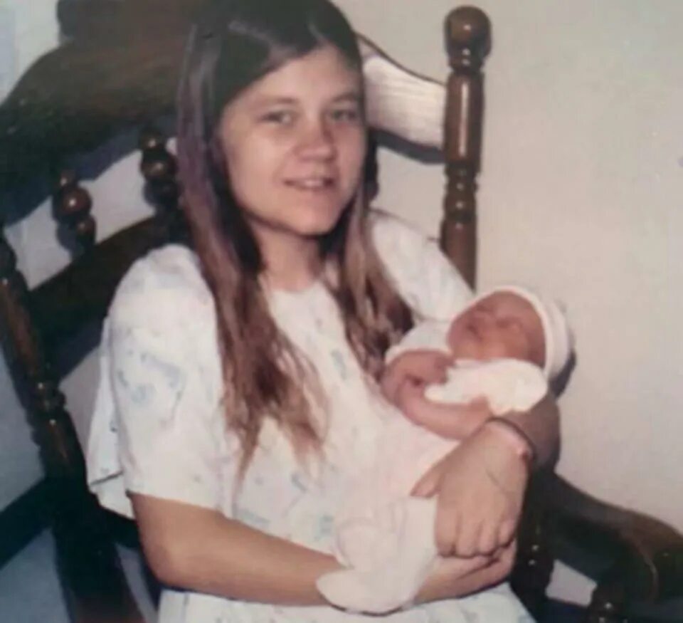 Я родила в 17. Женщина родила 17 детей. Замороженный ребенок родился. Беременна роды в машине. Я родила в 17.