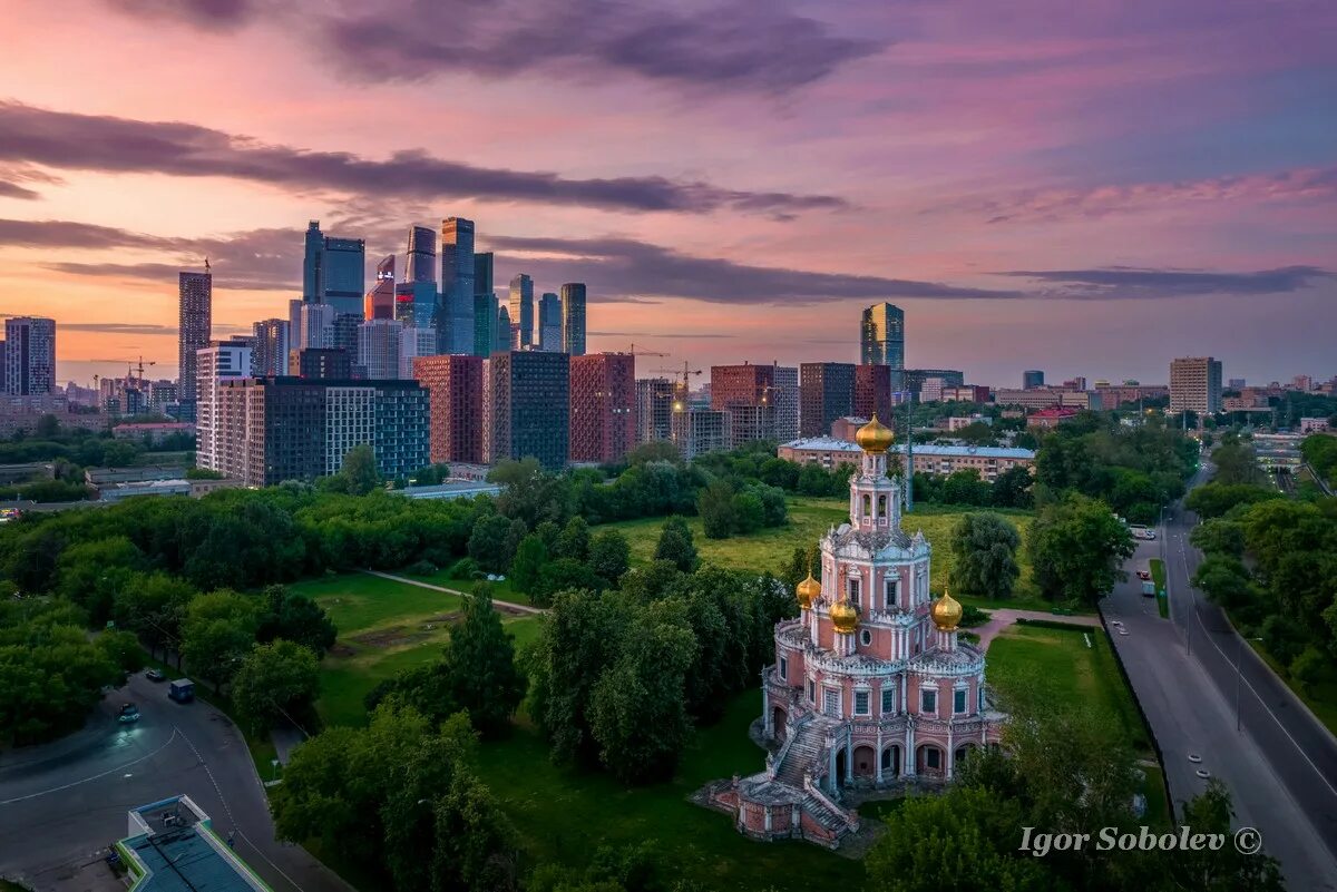 Московский район сити. Храм Покрова Пресвятой Богородицы в Филях. Москва- Сити и храм Покрова в Филях. Церковь Фили Москва. Москва Сити и Церковь Покрова Богородицы в Филях.