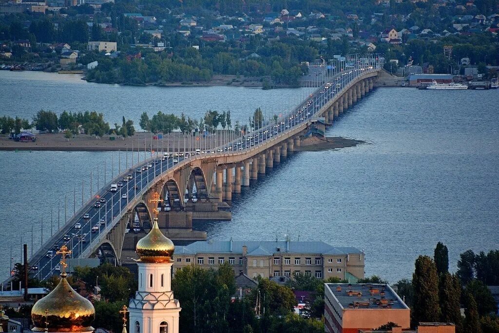 Саратов это город на волге. Река Волга Саратов. Волга река мост Саратов. Река Волга мост Саратов Энгельс. Набережная реки Волги в Энгельса.