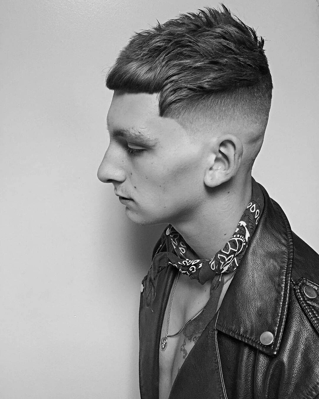 Андеркат Гитлерюгенд. Faux Hawk стрижка. Причёски с выбритыми висками. Стрижка с выбритым виском мужская. Мужская стрижка с выбритыми висками и затылком