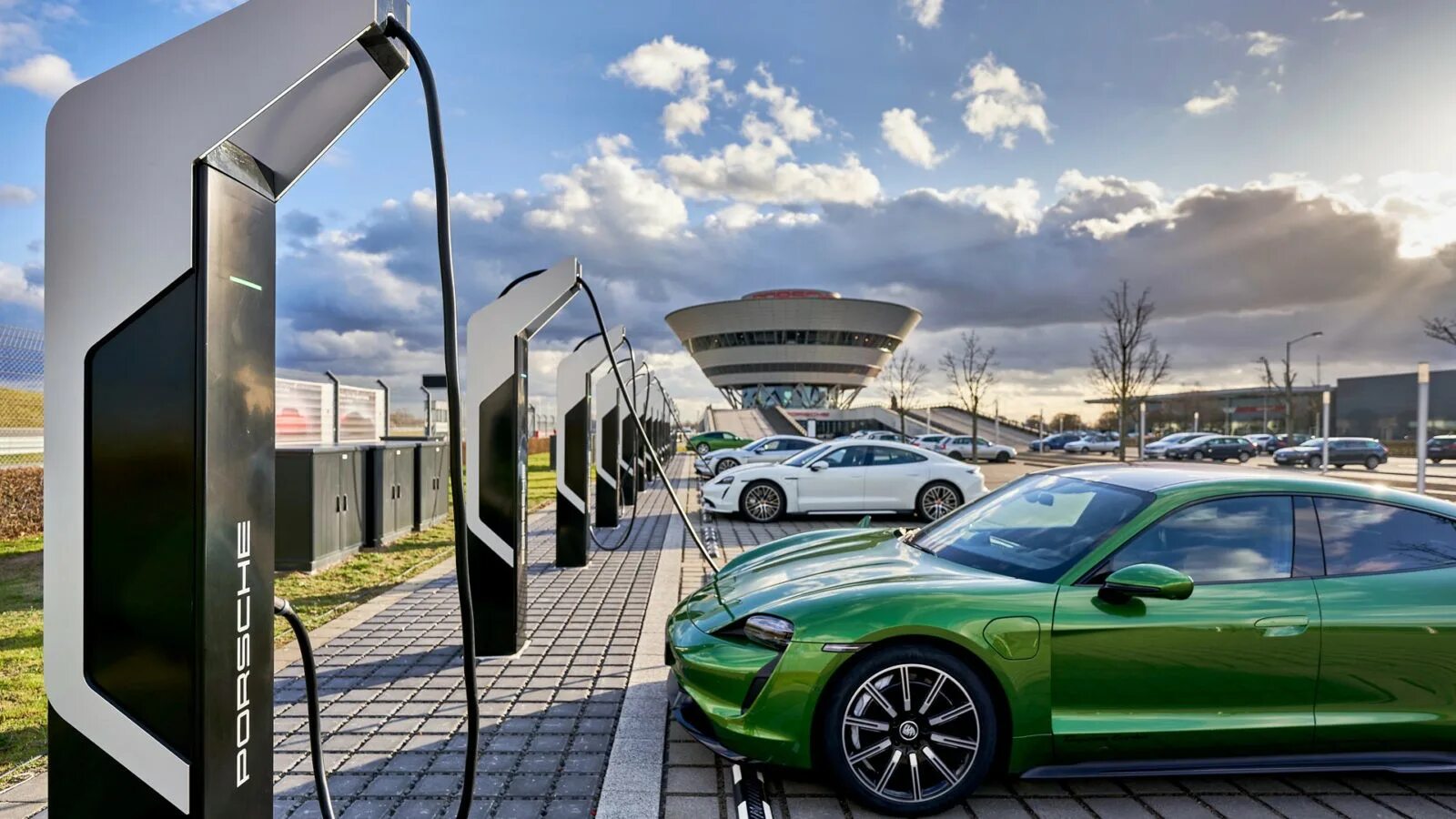 Зарядная станция Porsche Taycan. Электроавтомобиль Тесла зарядка. Электромобиль Тесла на зарядке. Электромобиль Порше на зарядке. Зарядные станции в россии