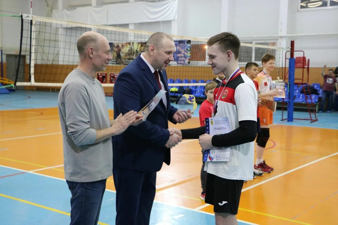 Тренер преподаватель по волейболу. Волейбол тренер и учитель. Работа тренера по волейболу задачи. Амвросиевка дюсш. Тренер преподаватель по волейболу.