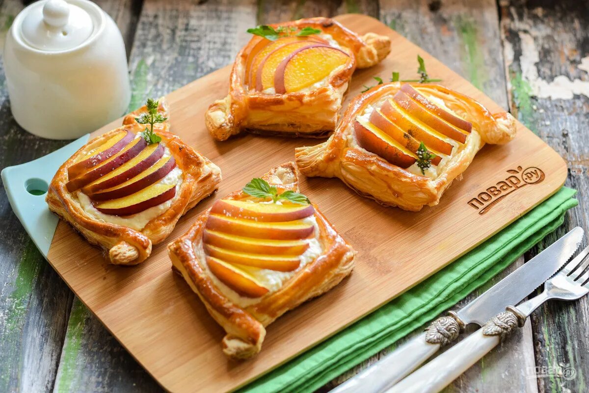 Датская слойка с персиком. Слойка с консервированными персиками. Слойка с консервированными персиками. Слойки с консервированными персиками. Булочка с персиком.