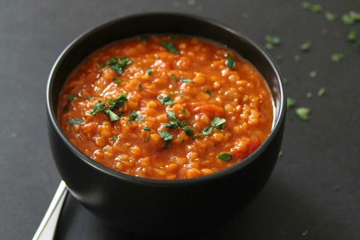 Суп из чечевицы. Индийский суп из чечевицы Масурдал. Суп из чечевицы красной с мясом. Чечевично томатный суп. Чечевичный суп с красной чечевицей.