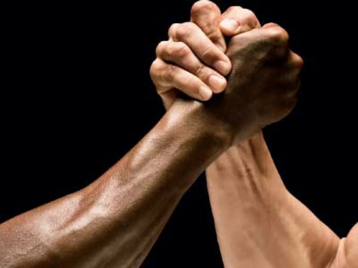 Что значит сильная рука. Сильное рукопожатие. Крепкое рукопожатие. Крепкие руки мужчины. Крепкое мужское рукопожатие.