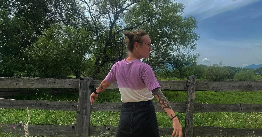 песня а меня везут под сирены вой. песня а меня везут под сирены вой. аттестат в крови по бокам конвой. аттестат в крови по бокам. аттестат в крови по бокам конвой бутырка.