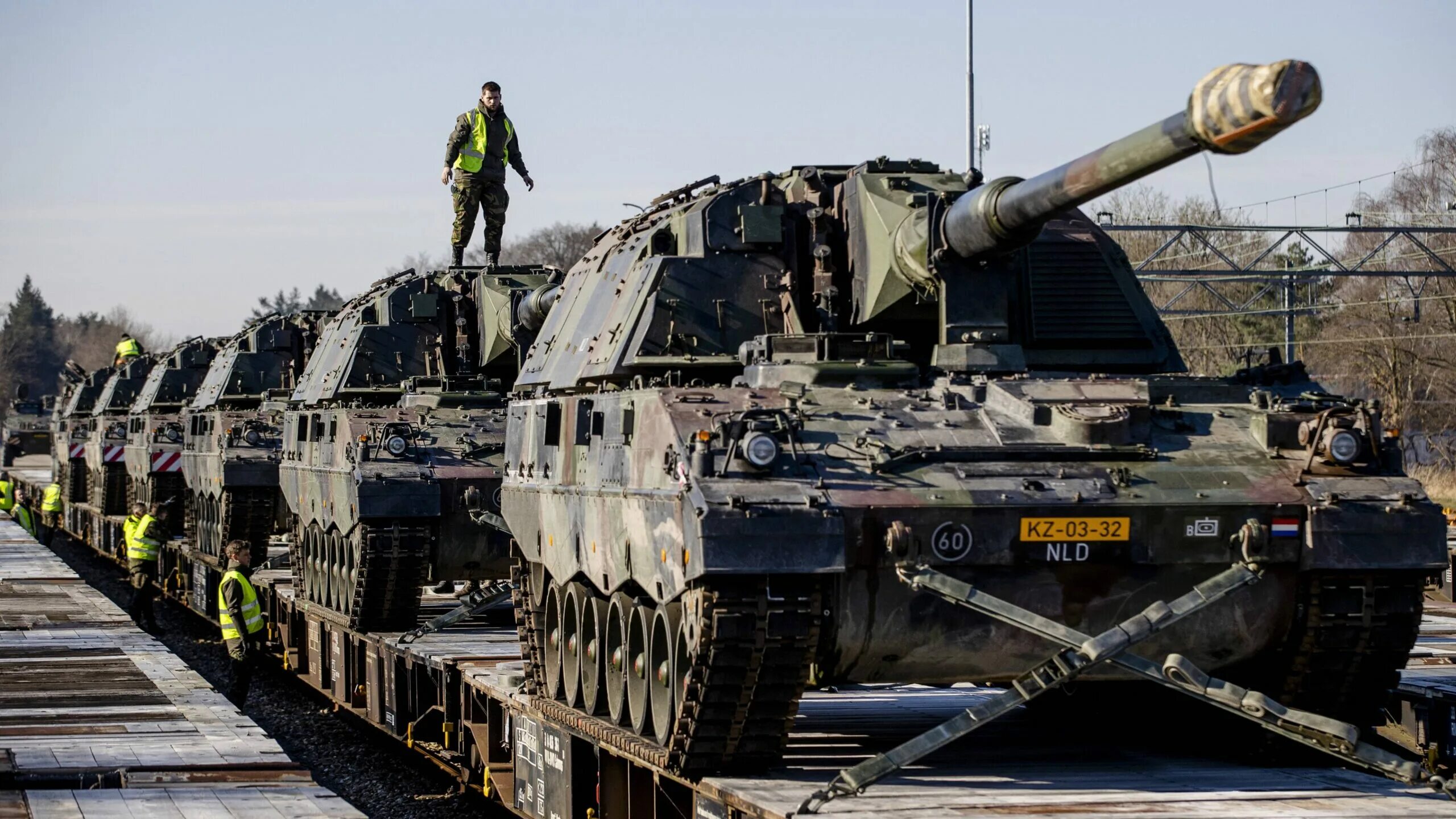 Тяжело вооруженные. Тяжелое вооружение. военная техника всу. поставки вооружения на украину. вооружение германии на украине.