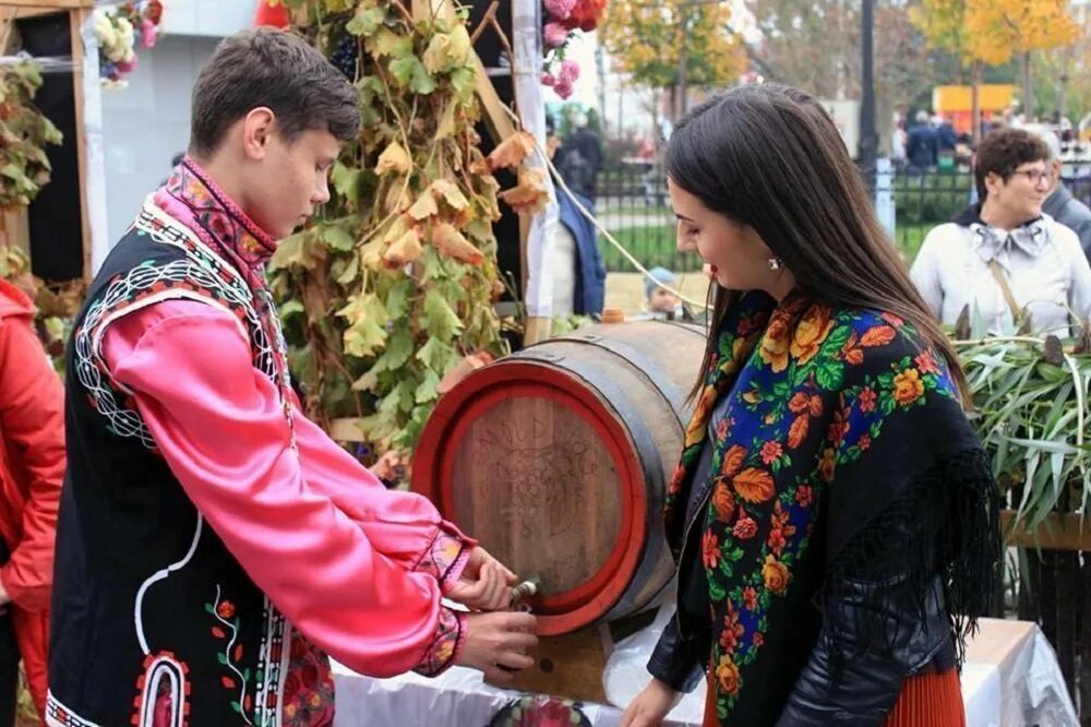 Фестиваль виноделия кисловодск. Гагаузия фестиваль вина. Сегодня день вина. Фестиваль молодого вина божоле нуво. Винный фестиваль.