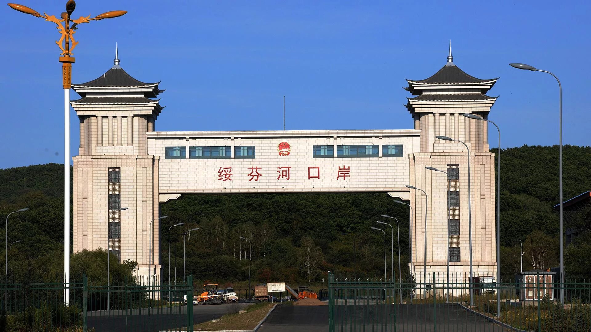 Heilongjiang suifenhe rural commercial bank. Суйфэньхэ, Хэйлунцзян. Город Суйфэньхэ в Китае. Суйфэньхэ провинция Хэйлунцзян. Погранпереход пограничный Суйфэньхэ.