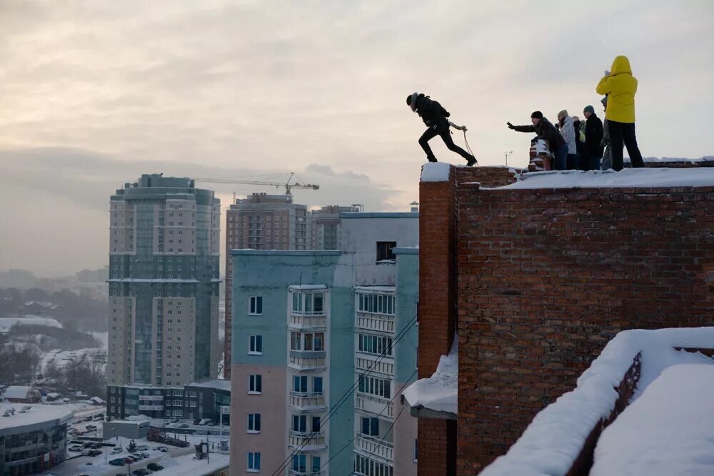 Вид с крыши зимой. Крыши многоэтажных домов. Крыши многоэтажек зимой. Вид с крыши многоэтажки зимой. Краши это кто такие