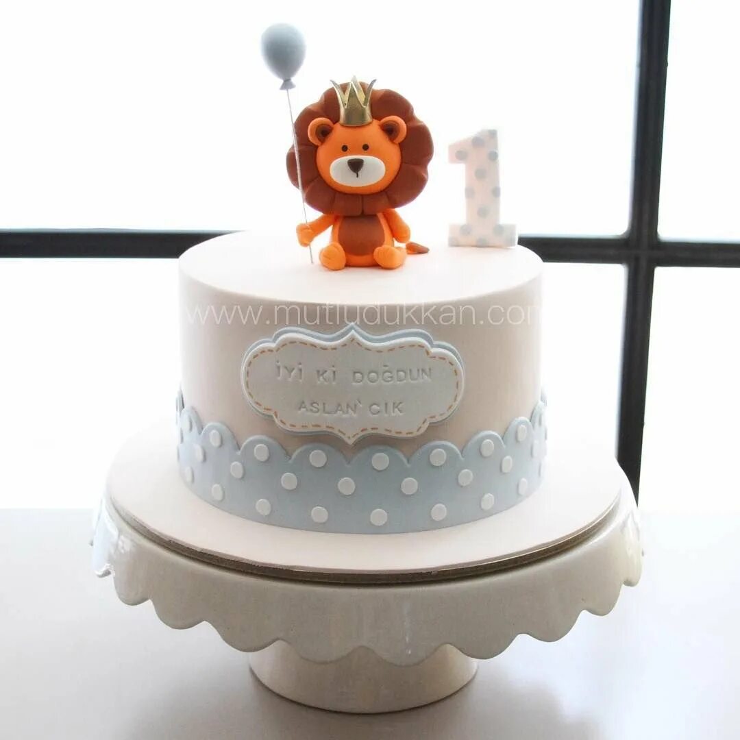 Торт со львенком на годик. Торт лев на годик. Тортик с львенком на годик. Торт на выписку для мальчика львенок. Торт со львенком для мальчика.