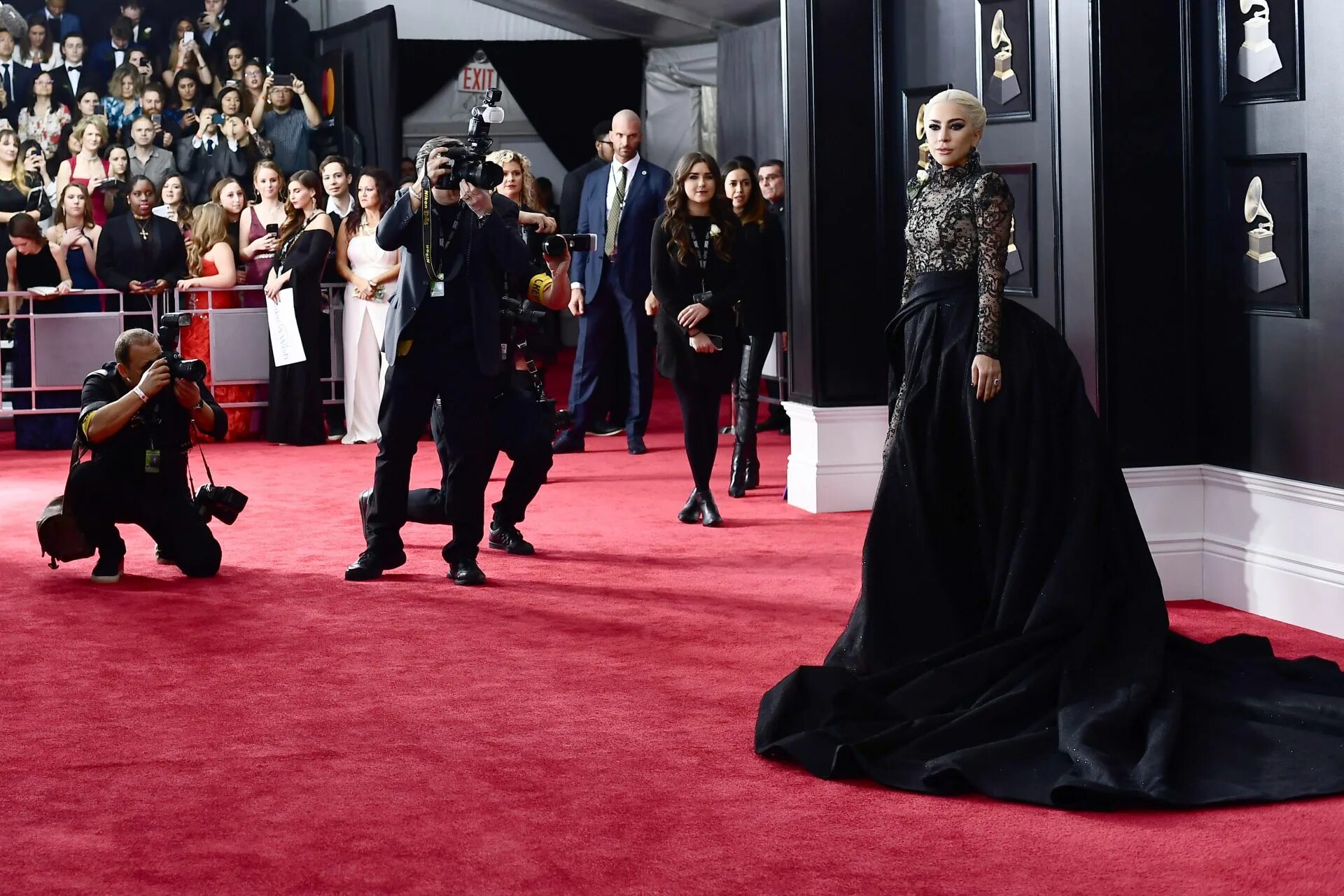 Оскар 2024 красная дорожка фото. Леди Гага Грэмми. Леди Гага на ковровой дорожке. Lady Gaga Grammy 2022.