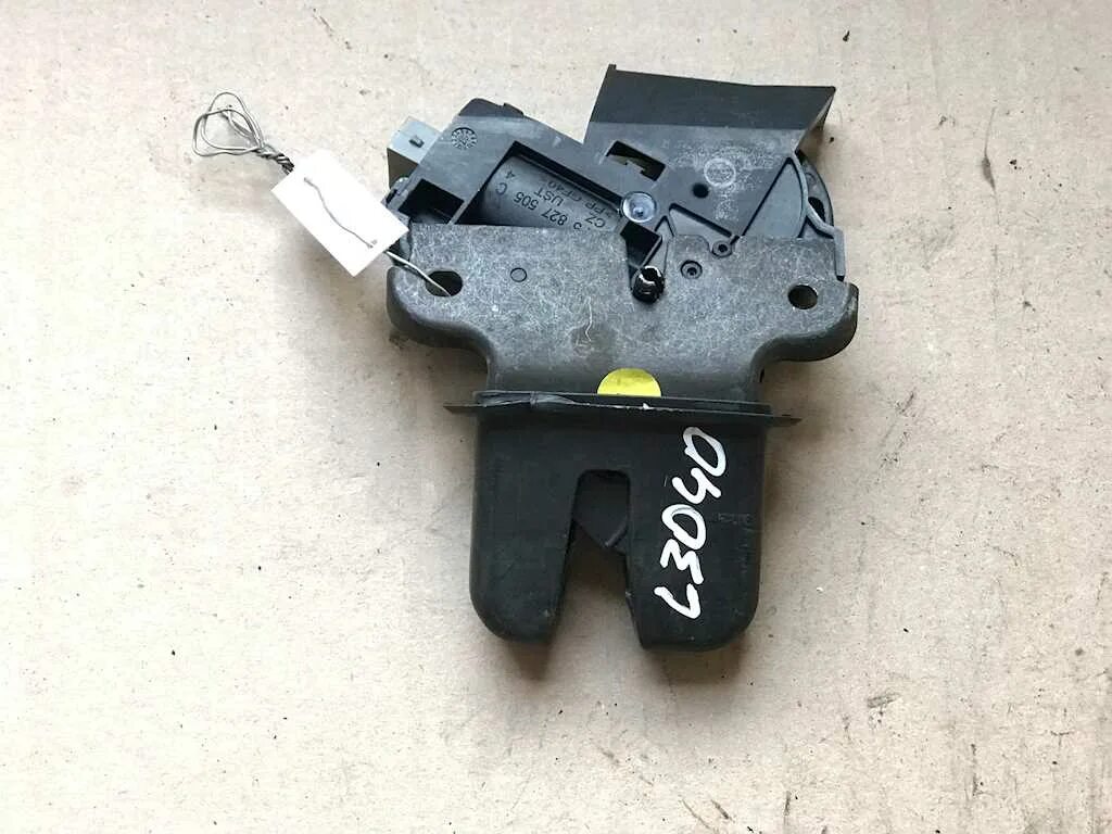 Замок багажника пассат б5. Фольксваген пассат замок багажника. Замок крышки багажника фольксваген. Замок крышки багажника пассат. Замок багажника volkswagen passat b5.