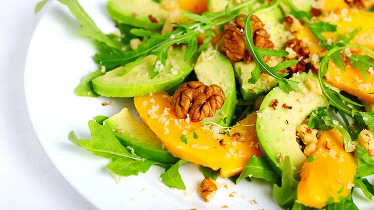 Салат с манго и авокадо и рукколой. Салат руккола, манго, креветки, черри. Салат руккола манго креветки. Салат с манго и креветками и рукколой авокадо. Креветки черри руккола пармезан.